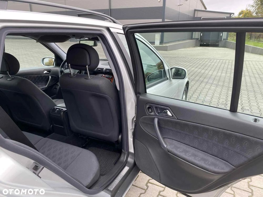 Mercedes-Benz Klasa C 180 T Classic - 13