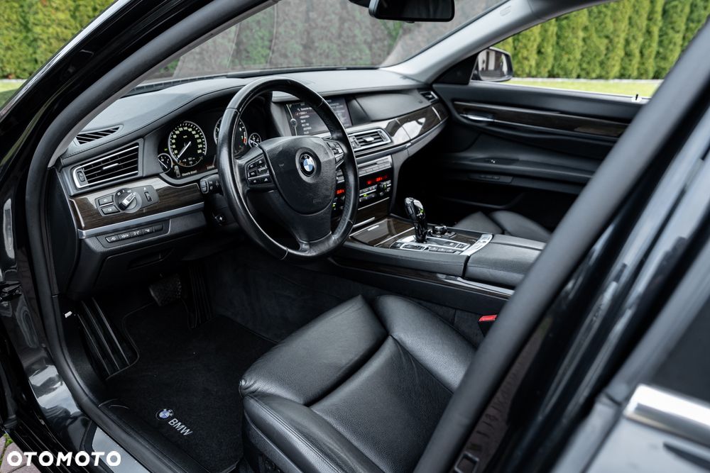 BMW Seria 7 750i xDrive - 15