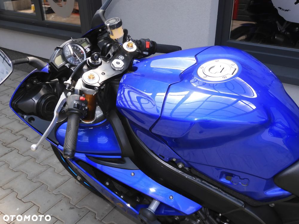 Yamaha R1 - 24