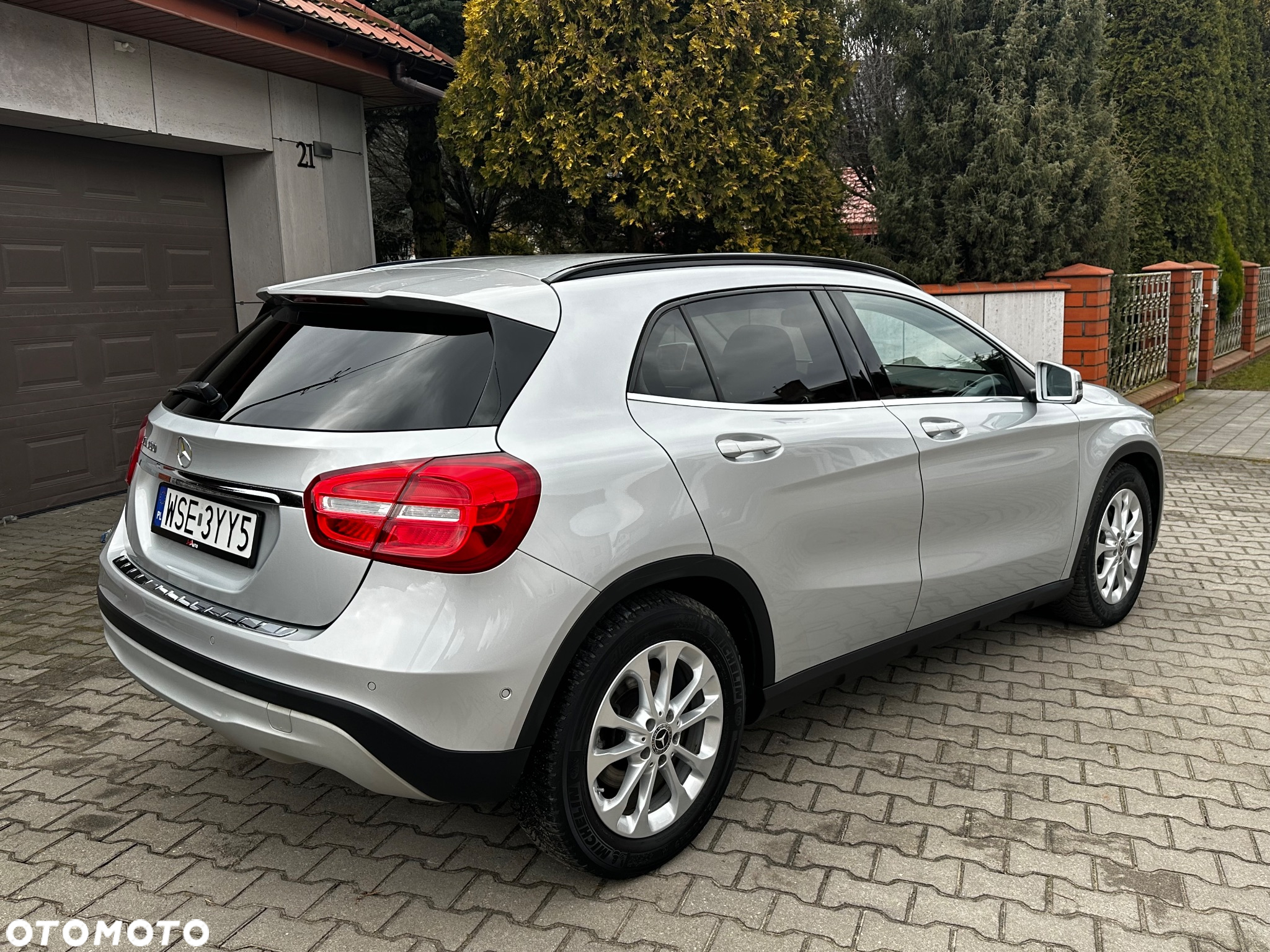 Mercedes-Benz GLA 180 7G-DCT - 10