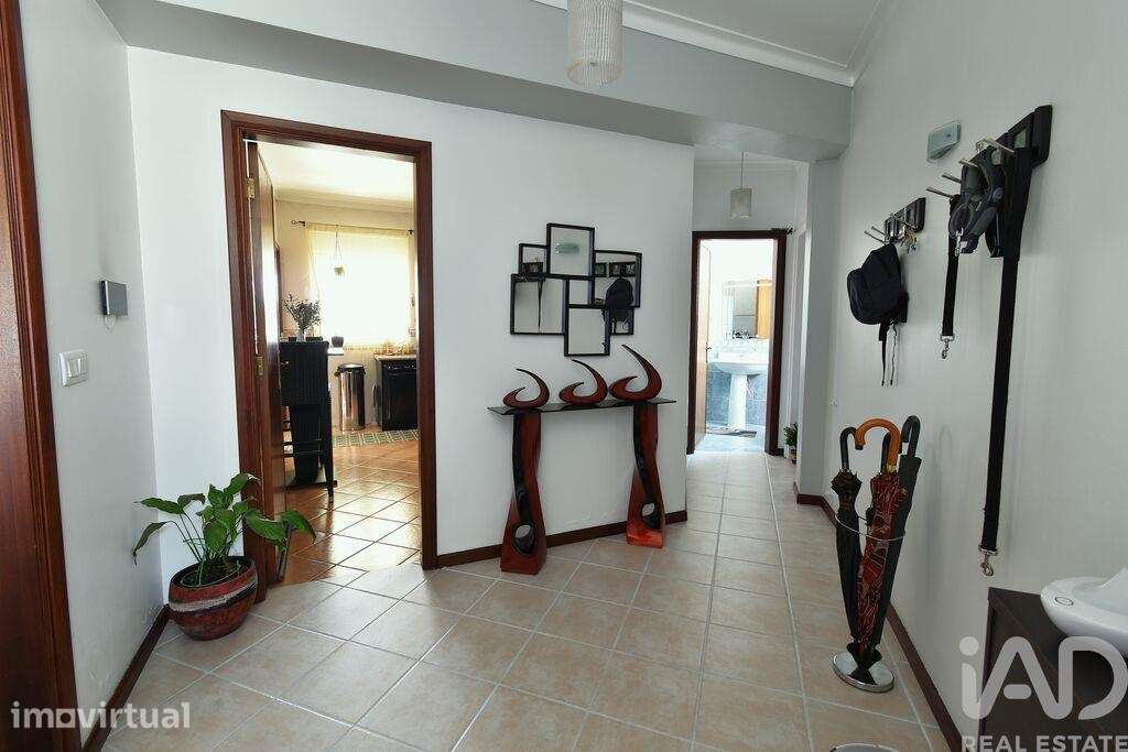 Moradia em banda T2 em Marinha Grande de 164 m2 - Grande imagem: 2/27