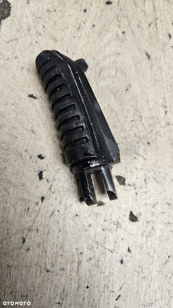 Podnóżek Suzuki GSX 1400 - 6