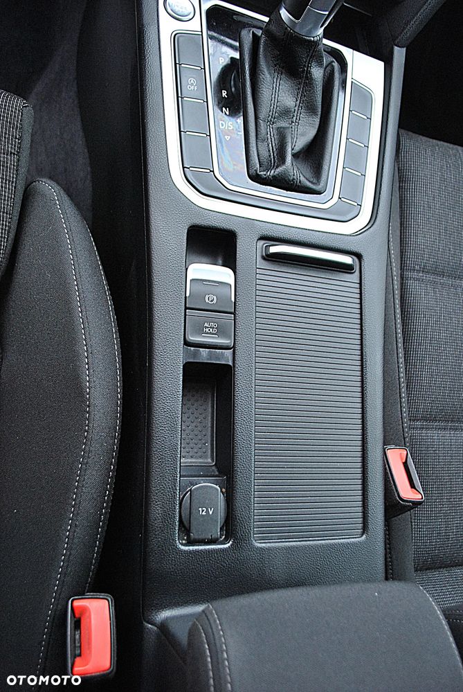 Volkswagen Passat 2.0 TDI SCR DSG Comfortline - 9