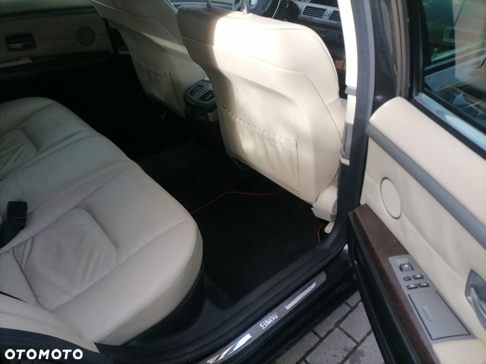 BMW Seria 7 745i L - 15