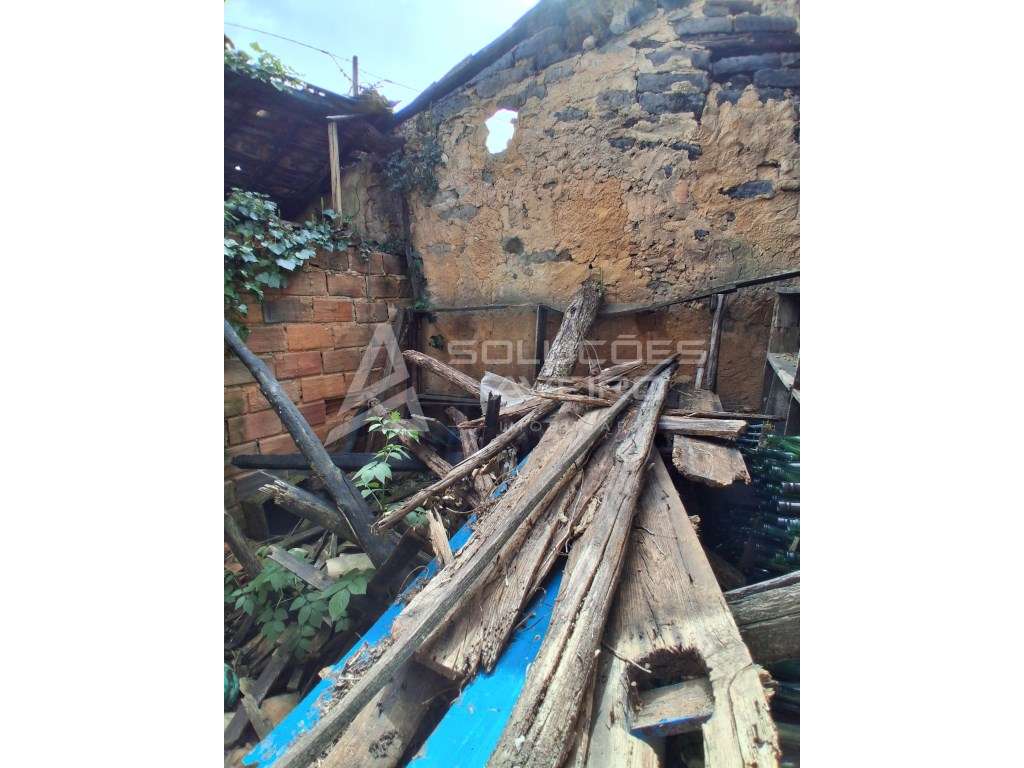 Moradia T2 Independente com Terreno e Anexos - Para Restauro - Grande imagem: 2/10