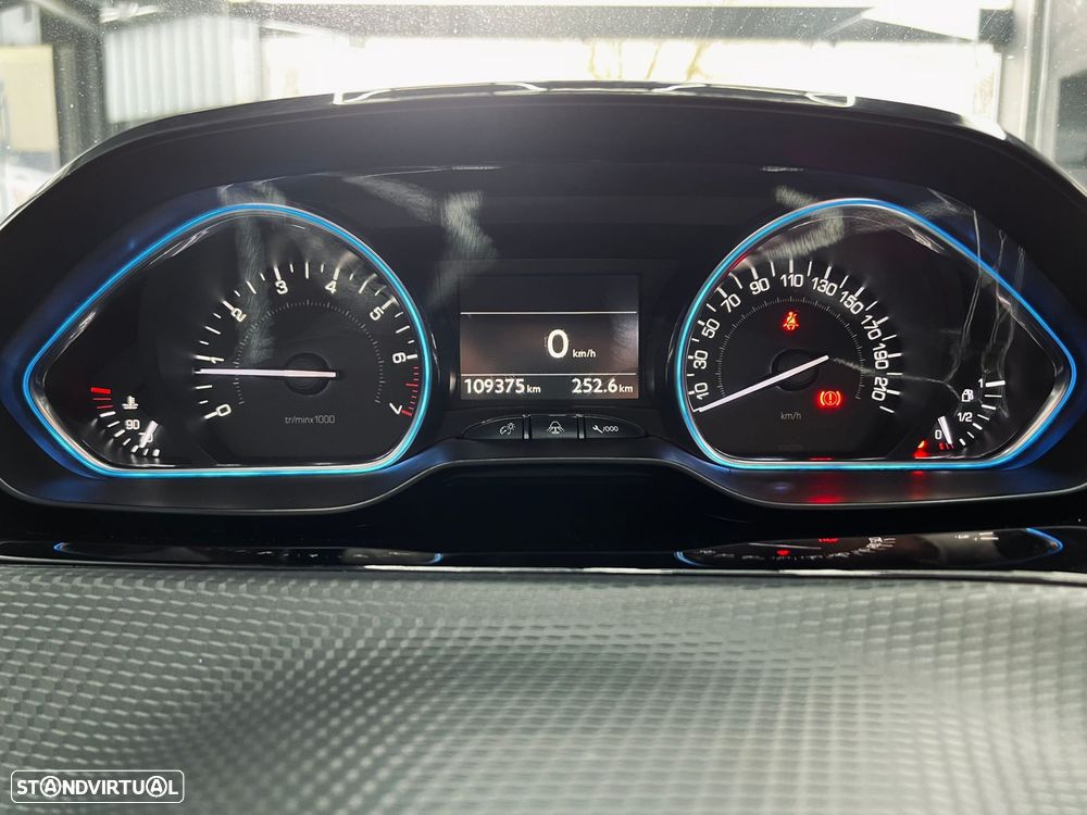 Peugeot 2008 1.2 PureTech Allure - 16