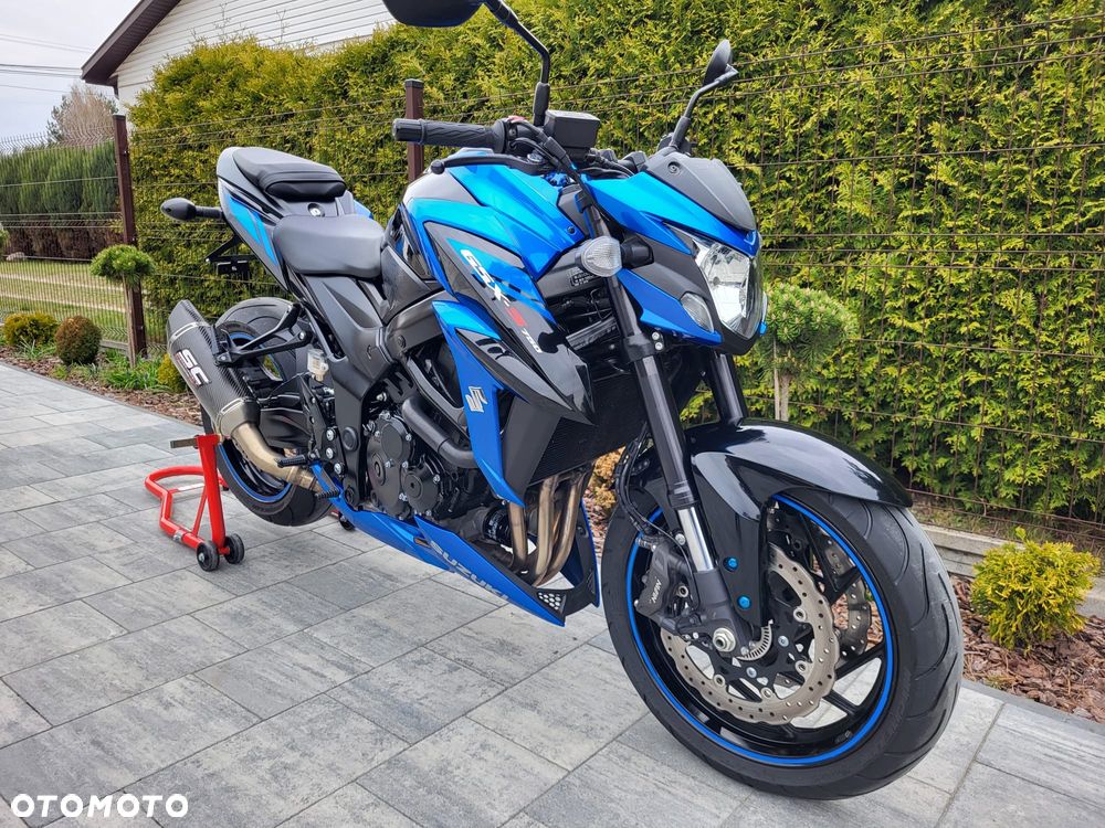 Suzuki GSX - 6
