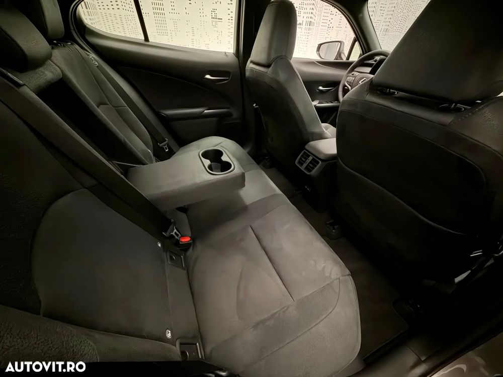 Lexus UX 300h AWD CVT HEV Business - 34