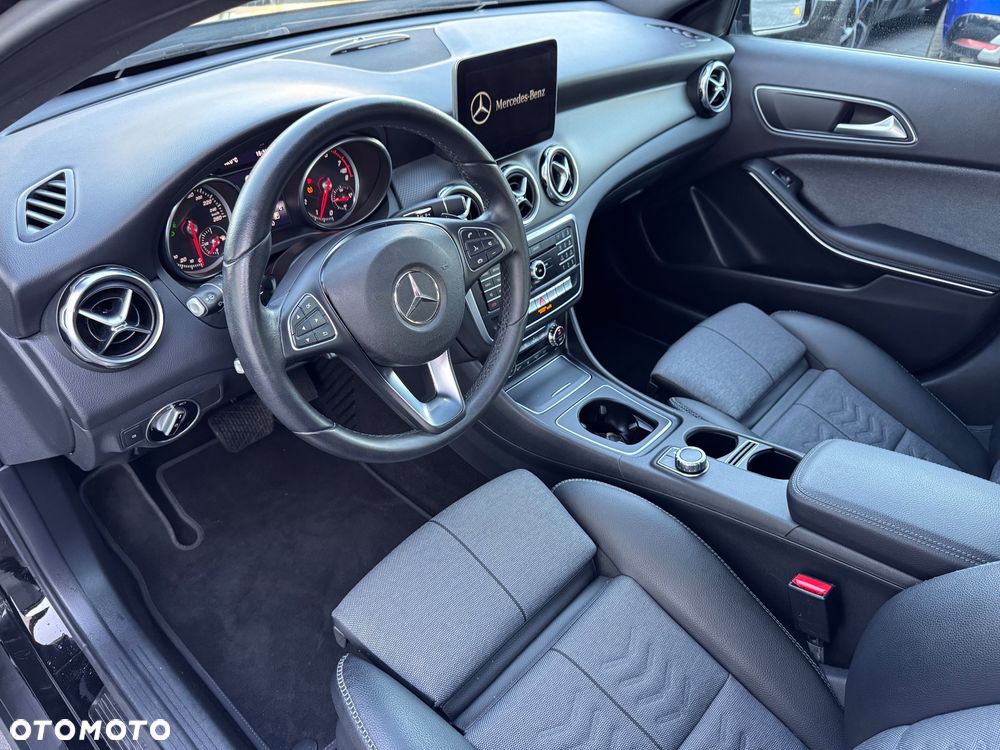 Mercedes-Benz GLA 200 7G-DCT UrbanStyle Edition - 17