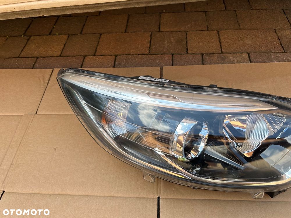 Renault Captur I lampa prawy przód europa 260102734R uszkodzona - 3