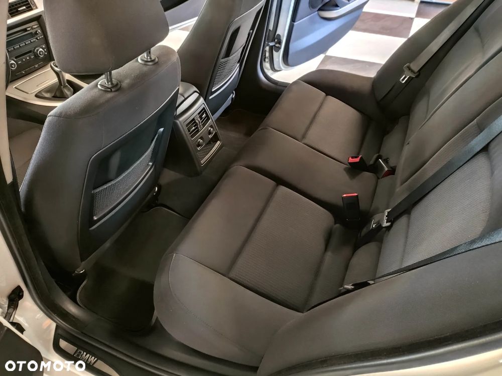 BMW Seria 3 318i - 11