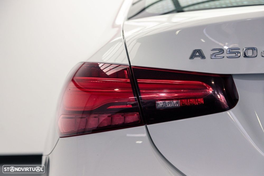 Mercedes-Benz A 250 Limousine e AMG Line - 10