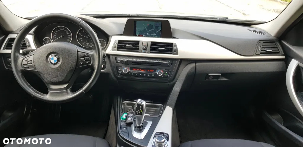 BMW Seria 3 318d DPF Touring Edition Sport - 16