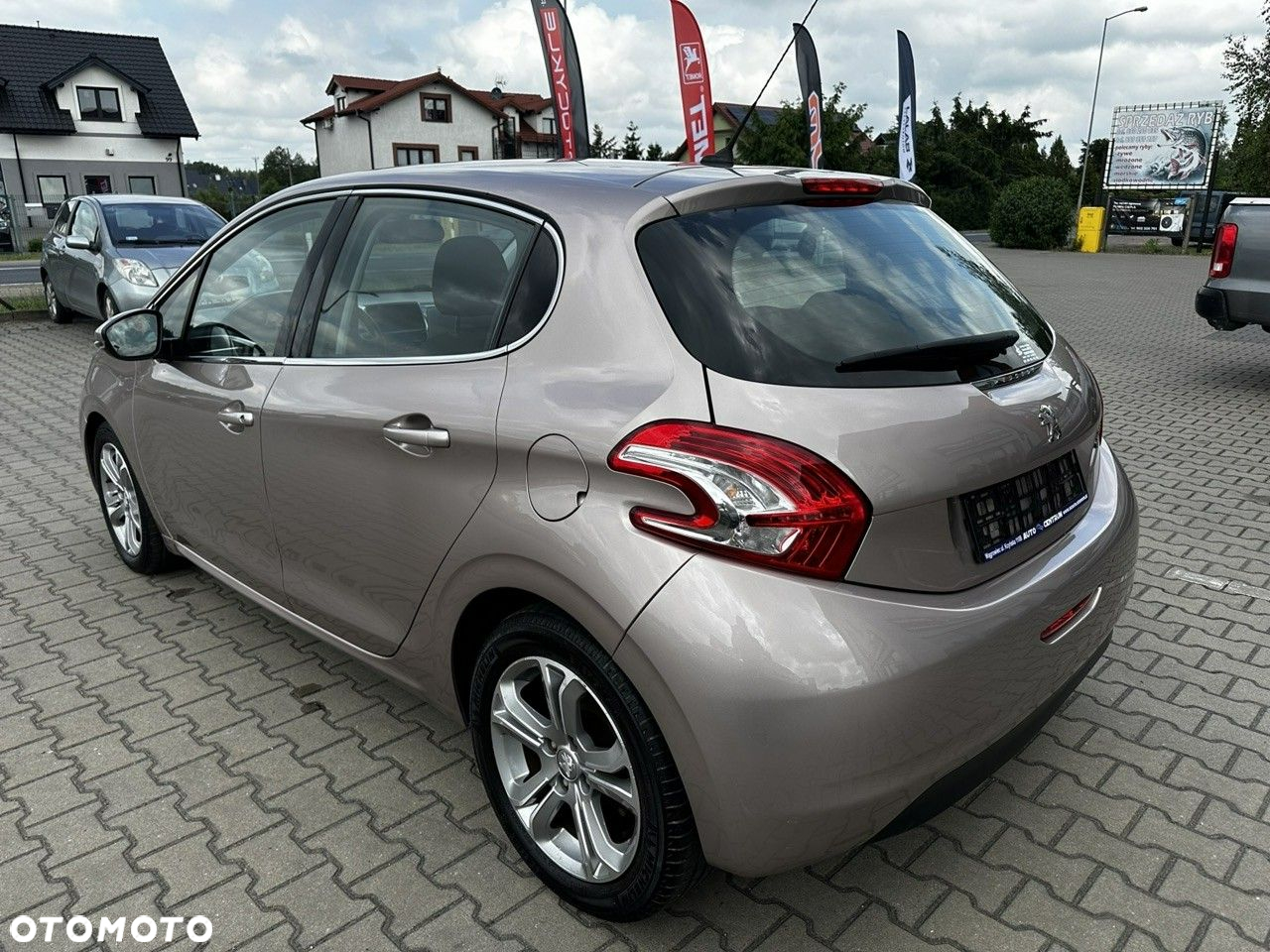 Peugeot 208 - 8