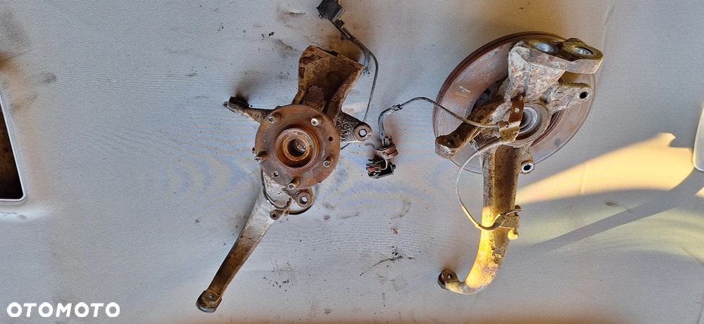 Zwrotnica prawa lewa mazda 6  2.3 b - 1