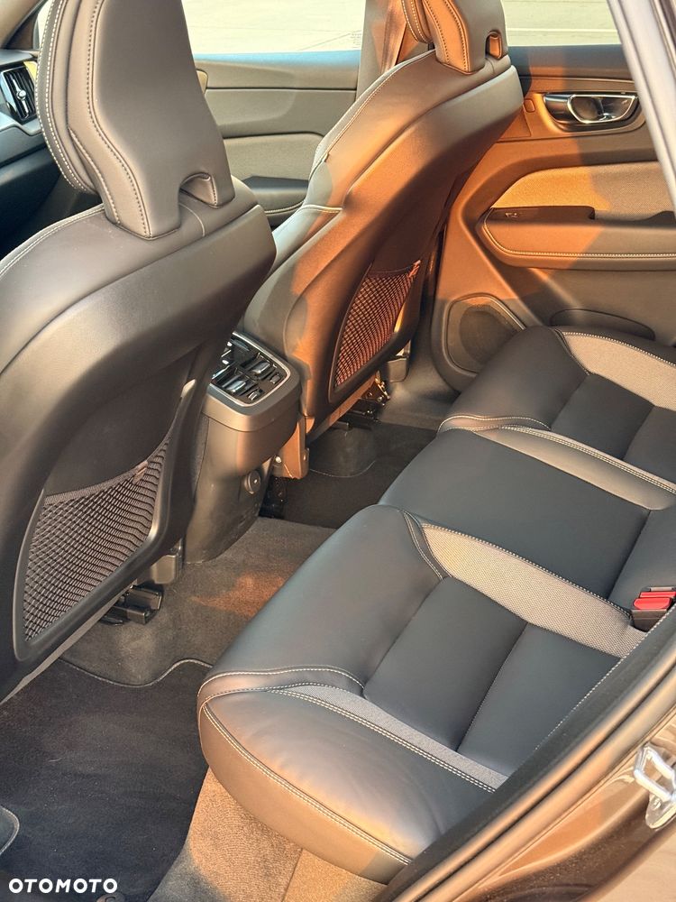 Volvo XC 60 B4 D Plus Dark - 17