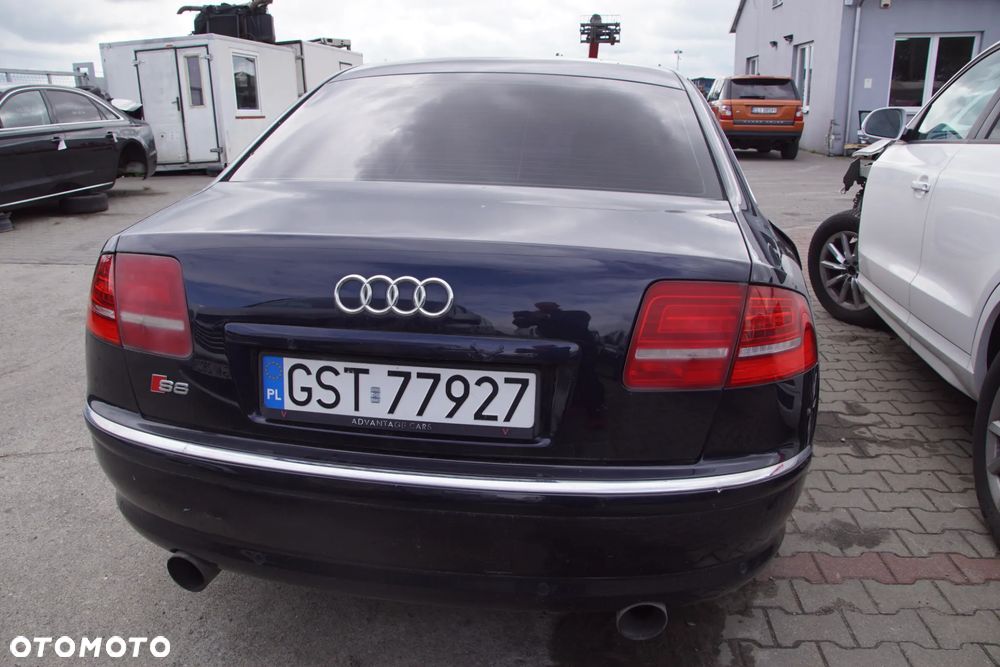 AUDI A8 D3 4.2 335 KM 2005  SILNIK BFM SKRZYNIA HHV  POJAZD NA CZĘŚCI. Tel. 692 106 889 silnik kompletny BFM, blok silnika, głowica lewa, głowica prawa, wał korbowy, wałek rozrządu, wałek ssący, wałek wydechowy, tłoki, korbowody, panewki, pierścienie tłokowe, miska olejowa, pompa oleju, smok olejowy, czujnik poziomu oleju, czujnik ciśnienia oleju, obudowa filtra oleju, chłodnica oleju, korek wlewu oleju, bagnet oleju, pokrywa zaworów lewa, pokrywa zaworów prawa, uszczelka pokrywy zaworów, kolektor ssący, kolektor wydechowy lewy, kolektor wydechowy prawy, przepustnica, listwa wtryskowa, wtryskiwacze, pompa paliwa, kosz pompy paliwa, regulator ciśnienia paliwa, filtr paliwa, przewody paliwowe, zbiornik paliwa, wlew paliwa, korek wlewu paliwa, obudowa filtra powietrza, przepływomierz, rura dolotowa, rezonator dolotu, przewody podciśnienia, zawór podciśnienia, odma, separator oleju, cewki zapłonowe, świece zapłonowe, wiązka silnika, sterownik silnika, moduł zapłonowy, czujnik położenia wału, czujnik położenia wałka rozrządu, czujnik temperatury silnika, czujnik spalania stukowego, czujnik ciśnienia, sonda lambda, alternator, rozrusznik, pompa wody, termostat, obudowa termostatu, chłodnica wody, wentylator chłodnicy lewy, wentylator chłodnicy prawy, obudowa wentylatorów, zbiornik wyrównawczy, korek zbiornika wyrównawczego, przewody chłodnicy, węże układu chłodzenia, nagrzewnica, przewody nagrzewnicy, koło pasowe wału, rolka prowadząca, rolka napinacza, napinacz paska, pasek osprzętu, łapa silnika lewa, łapa silnika prawa, poduszka silnika lewa, poduszka silnika prawa, osłona silnika górna, osłona silnika dolna, skrzynia biegów HHV, sterownik skrzyni biegów, mechatronika skrzyni, konwerter skrzyni biegów, sprzęgło hydrokinetyczne, miska skrzyni biegów, chłodnica oleju skrzyni, przewody oleju skrzyni, wybierak biegów, lewarek zmiany biegów, linka wybieraka, poduszka skrzyni biegów, łapa skrzyni biegów, wał napędowy, podpora wału, przegub wału, skrzynia rozdzielcza, reduktor, dyferencjał przedni, dyferencjał tylny, most przedni, most tylny, półoś przednia lewa, półoś przednia prawa, półoś tylna lewa, półoś tylna prawa, przegub zewnętrzny, przegub wewnętrzny, flansza napędowa, piasta przednia lewa, piasta przednia prawa, piasta tylna lewa, piasta tylna prawa, łożysko koła przednie, łożysko koła tylne, sanki przednie, sanki tylne, belka przednia, belka tylna, amortyzator przedni lewy, amortyzator przedni prawy, amortyzator tylny lewy, amortyzator tylny prawy, miech pneumatyczny przedni lewy, miech pneumatyczny przedni prawy, miech pneumatyczny tylny lewy, miech pneumatyczny tylny prawy, kolumna pneumatyczna przednia lewa, kolumna pneumatyczna przednia prawa, kompresor zawieszenia, pompa zawieszenia, sterownik zawieszenia, blok zaworowy zawieszenia, czujnik poziomowania, zbiornik powietrza zawieszenia, przewody pneumatyczne, wahacz przedni górny lewy, wahacz przedni górny prawy, wahacz przedni dolny lewy, wahacz przedni dolny prawy, wahacz tylny lewy, wahacz tylny prawy, zwrotnica przednia lewa, zwrotnica przednia prawa, zwrotnica tylna lewa, zwrotnica tylna prawa, stabilizator przedni, stabilizator tylny, łącznik stabilizatora lewy, łącznik stabilizatora prawy, drążek kierowniczy lewy, drążek kierowniczy prawy, końcówka drążka lewa, końcówka drążka prawa, maglownica, przekładnia kierownicza, pompa wspomagania, zbiornik płynu wspomagania, przewody wspomagania, kolumna kierownicza, krzyżak kolumny kierowniczej, zacisk hamulcowy przedni lewy, zacisk hamulcowy przedni prawy, zacisk hamulcowy tylny lewy, zacisk hamulcowy tylny prawy, jarzmo zacisku przednie, jarzmo zacisku tylne, tarcza hamulcowa przednia lewa, tarcza hamulcowa przednia prawa, tarcza hamulcowa tylna lewa, tarcza hamulcowa tylna prawa, klocki hamulcowe, pompa hamulcowa, serwo hamulcowe, moduł ABS, pompa ABS, czujnik ABS przedni, czujnik ABS tylny, przewód hamulcowy, linka hamulca postojowego, silniczek hamulca postojowego, sterownik hamulca postojowego, felga aluminiowa, koło kompletne, śruba koła, dekielek felgi, czujnik ciśnienia opony, zderzak przedni, zderzak tylny, belka zderzaka przedniego, belka zderzaka tylnego, absorber zderzaka, kratka zderzaka lewa, kratka zderzaka prawa, grill przedni, atrapa chłodnicy, ramka grilla, emblemat Audi, emblemat A8, maska, zawias maski lewy, zawias maski prawy, zamek maski, linka otwierania maski, siłownik maski, błotnik przedni lewy, błotnik przedni prawy, nadkole przednie lewe, nadkole przednie prawe, nadkole tylne lewe, nadkole tylne prawe, drzwi przednie lewe, drzwi przednie prawe, drzwi tylne lewe, drzwi tylne prawe, klamka zewnętrzna przednia lewa, klamka zewnętrzna przednia prawa, klamka zewnętrzna tylna lewa, klamka zewnętrzna tylna prawa, klamka wewnętrzna, zamek drzwi przednich, zamek drzwi tylnych, zawias drzwi, ogranicznik drzwi, mechanizm szyby przedni lewy, mechanizm szyby przedni prawy, mechanizm szyby tylny lewy, mechanizm szyby tylny prawy, silniczek szyby, szyba drzwi przednia lewa, szyba drzwi przednia prawa, szyba drzwi tylna lewa, szyba drzwi tylna prawa, szyba przednia, szyba tylna, szyba boczna lewa, szyba boczna prawa, uszczelka drzwi, uszczelka szyby, listwa drzwi, listwa progowa, listwa chromowana, próg lewy, próg prawy, dach, podszybie, pas przedni, wzmocnienie czołowe, osłona pod silnik, osłona podwozia, osłona nadkola, klapa bagażnika, zamek klapy bagażnika, zawias klapy bagażnika, siłownik klapy bagażnika, mechanizm domykania klapy, lusterko lewe, lusterko prawe, wkład lusterka lewy, wkład lusterka prawy, silniczek lusterka, kierunkowskaz lusterka, reflektor przedni lewy, reflektor przedni prawy, lampa tylna lewa, lampa tylna prawa, lampa klapy lewa, lampa klapy prawa, kierunkowskaz przedni, światło przeciwmgielne lewe, światło przeciwmgielne prawe, przetwornica xenon, żarnik xenon, moduł reflektora, sterownik poziomowania lamp, spryskiwacz reflektora lewy, spryskiwacz reflektora prawy, zbiornik płynu spryskiwaczy, pompka spryskiwaczy, dysza spryskiwacza, mechanizm wycieraczek, silnik wycieraczek, ramię wycieraczki lewe, ramię wycieraczki prawe, fotel kierowcy, fotel pasażera, kanapa tylna, oparcie tylnej kanapy, zagłówek przedni, zagłówek tylny, podłokietnik przedni, podłokietnik tylny, stelaż fotela, silniczek fotela, sterownik fotela, mata grzewcza fotela, boczek drzwi przedni lewy, boczek drzwi przedni prawy, boczek drzwi tylny lewy, boczek drzwi tylny prawy, deska rozdzielcza, konsola środkowa, tunel środkowy, schowek pasażera, kierownica, poduszka kierownicy, manetka kierunkowskazów, manetka wycieraczek, taśma kierownicy, licznik, zegary, wyświetlacz centralny, ekran nawigacji, radio, jednostka multimedialna, zmieniarka płyt, wzmacniacz audio, głośnik przedni, głośnik tylny, subwoofer, antena radiowa, moduł nawigacji, panel klimatyzacji, kratka nawiewu lewa, kratka nawiewu prawa, kratka nawiewu środkowa, dmuchawa nawiewu, rezystor dmuchawy, silniczek klapy nawiewu, parownik klimatyzacji, skraplacz klimatyzacji, osuszacz klimatyzacji, sprężarka klimatyzacji, - 7