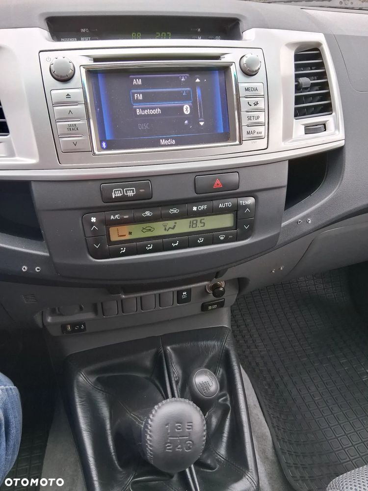 Toyota Hilux 3.0 D-4D SR5 - 19