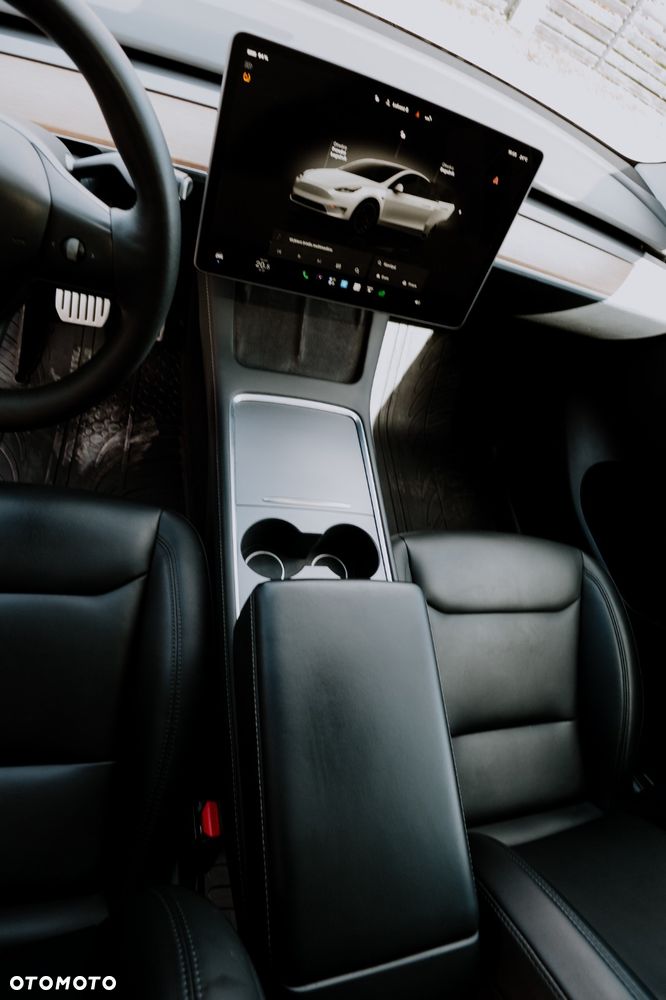 Tesla Model Y Performance AWD - 14