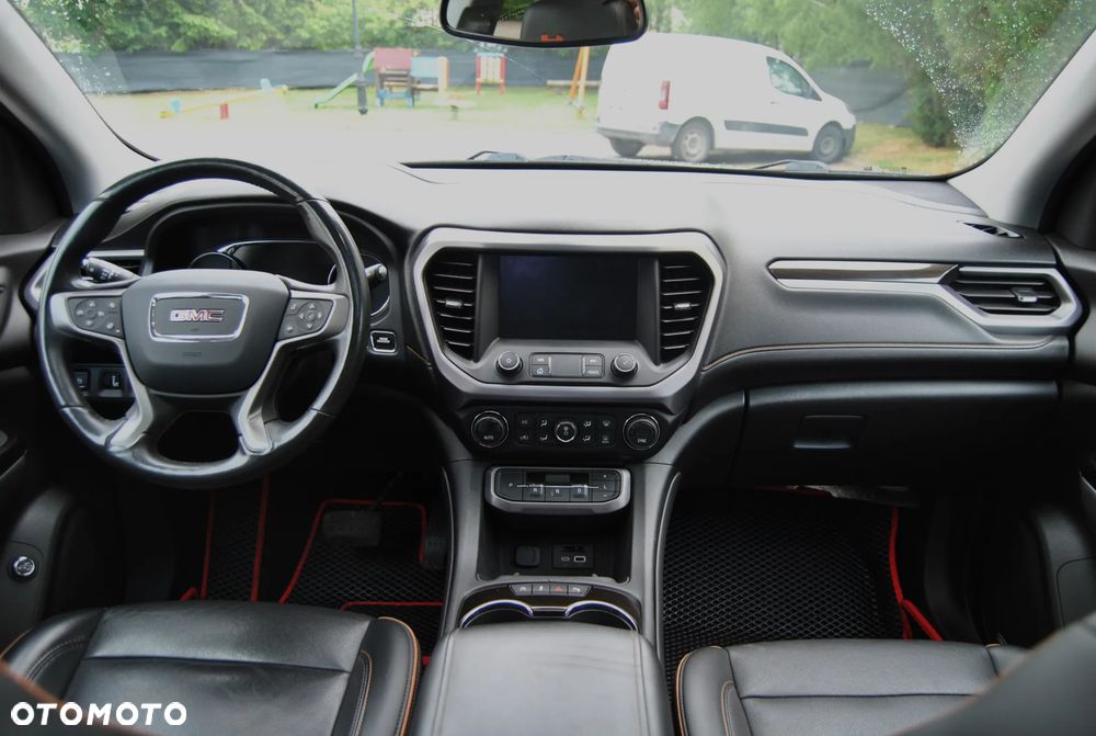 GMC Acadia - 10