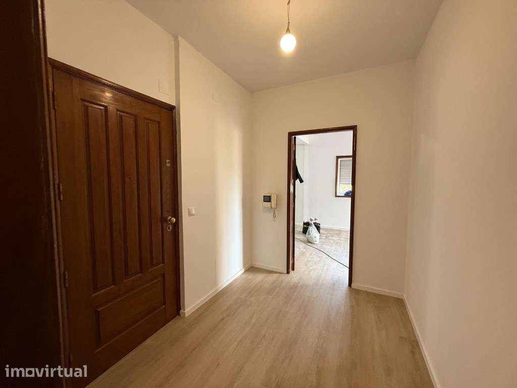 T2 Renovado com Lugar de Garagem | Baguim do Monte - Grande imagem: 3/13