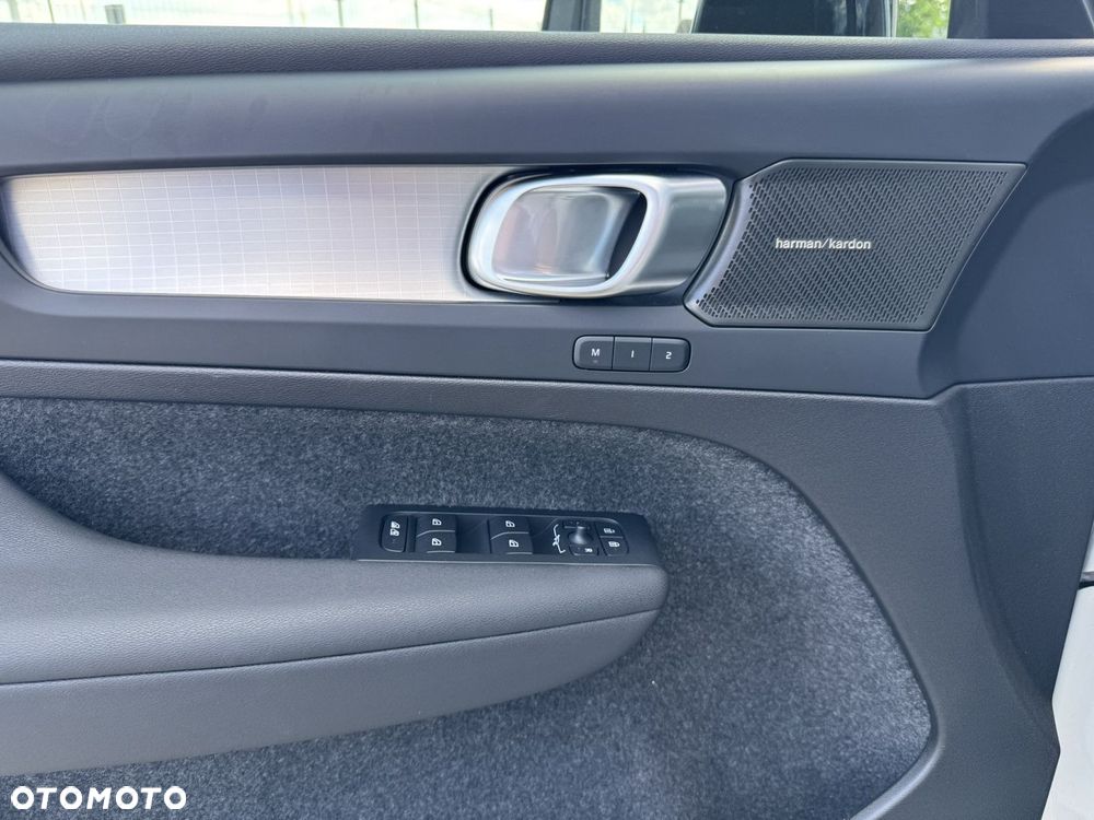 Volvo XC 40 B3 Plus Dark - 25