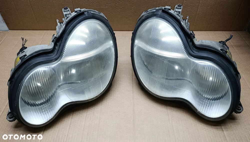 W203 lampa przednia przód Europa oryginał stan bdb bez uszkodzeń C klasa Mercedes A203 820 02 61 - 1