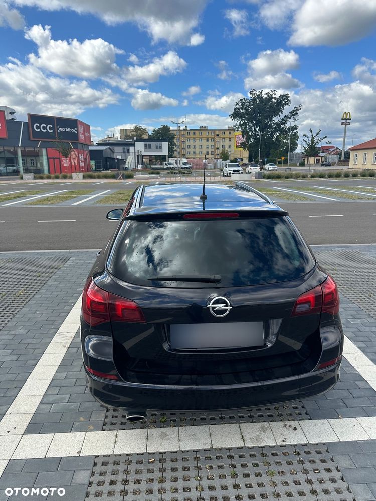 Opel Astra 2010 photo 2