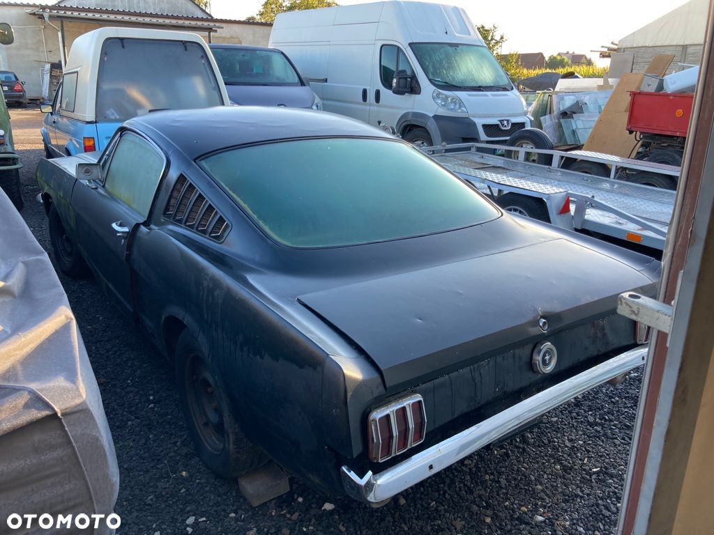 Ford Mustang - 4