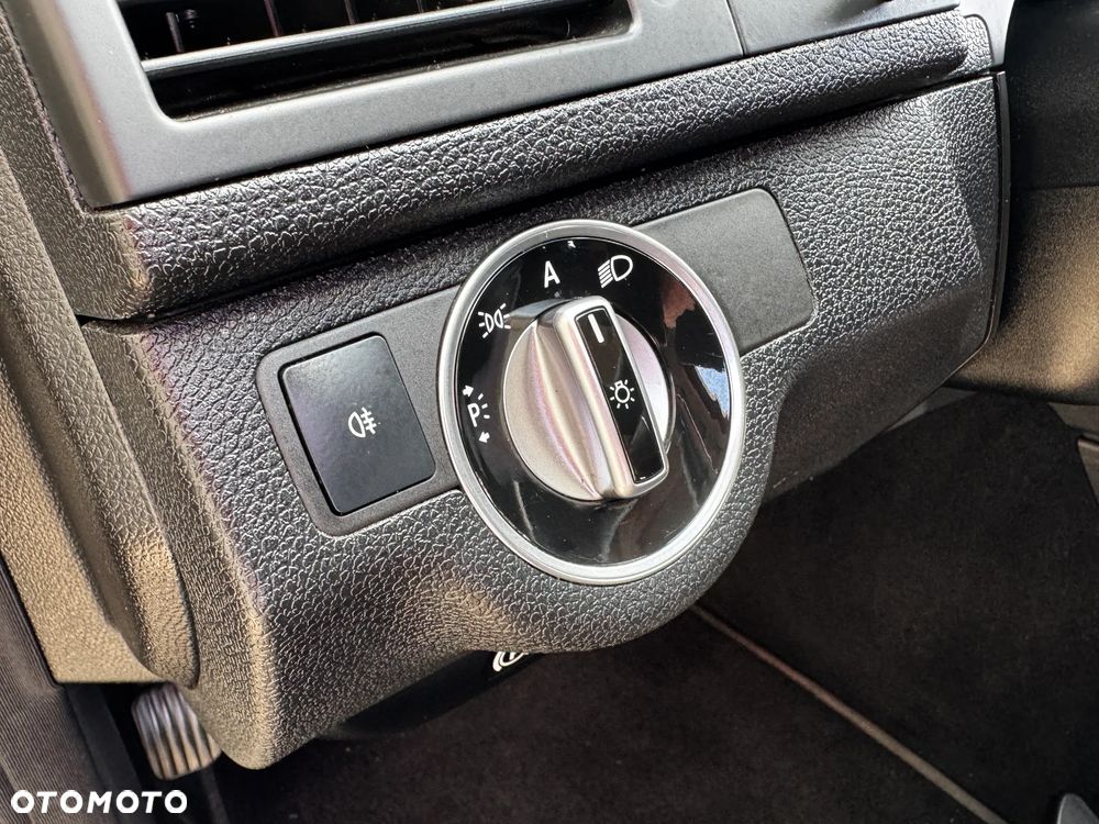 Mercedes-Benz Klasa C 180 CGI Automatik BlueEFFICIENCY Avantgarde - 24