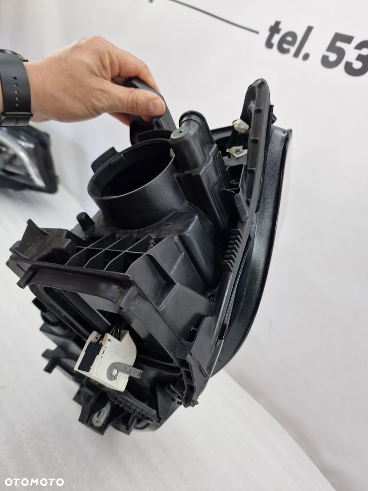 MERCEDES GLA W156 ŁADNA PRAWA LAMPA PRZEDNIA PRZÓD BI-XENON + USZCZELKA ( RAMKA ) , NR A1569063200 , NR AUKCJI LA598 - 16