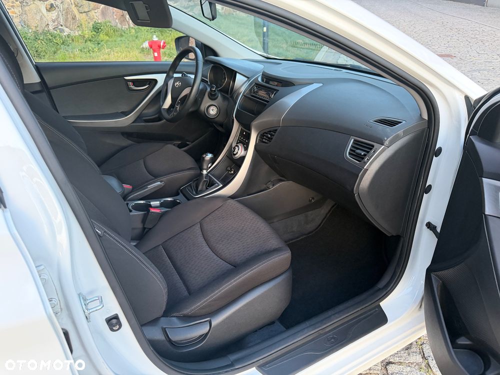 Hyundai Elantra 1.6 Comfort - 29