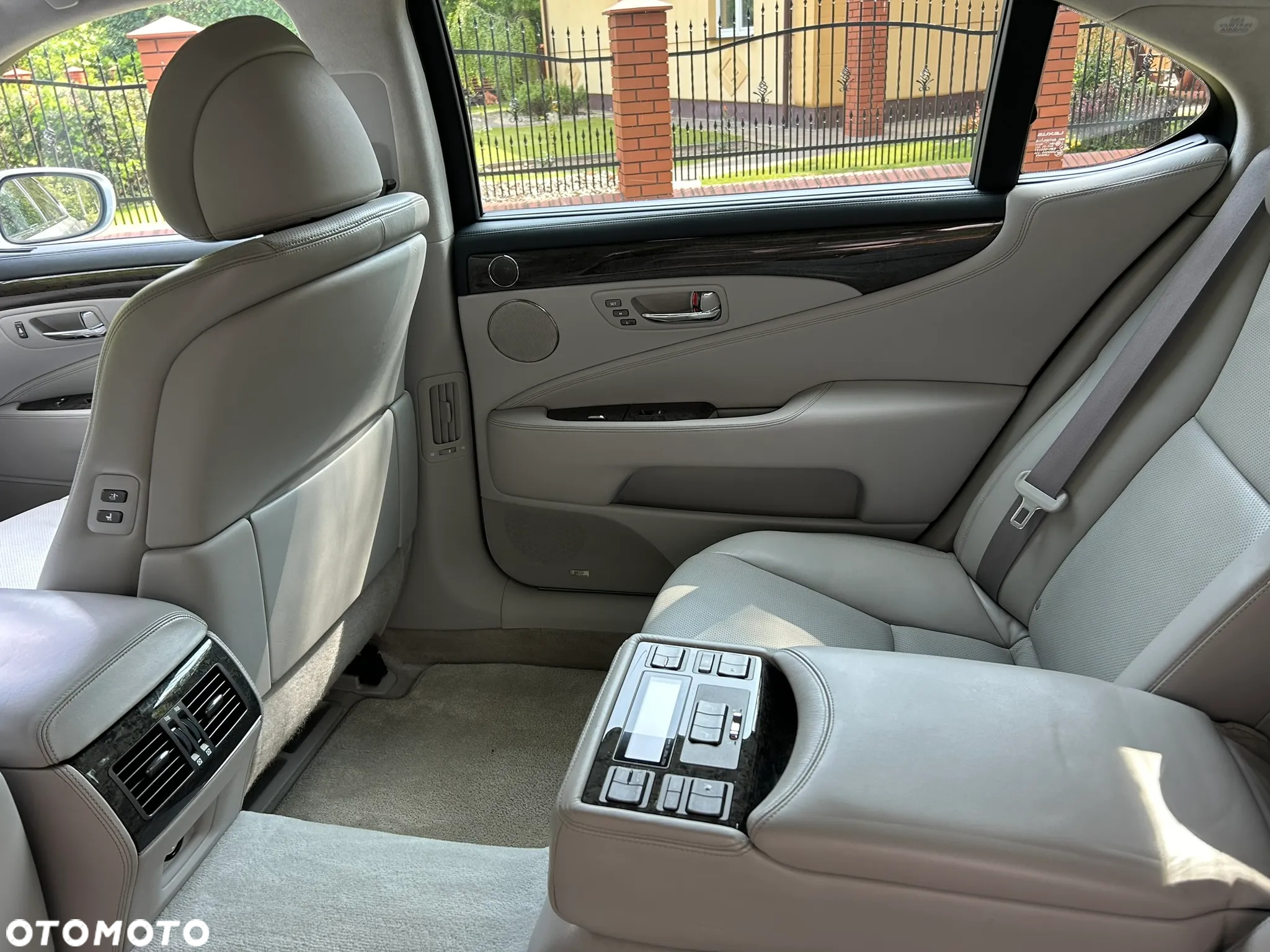 Lexus LS 600h L Prestige - 14