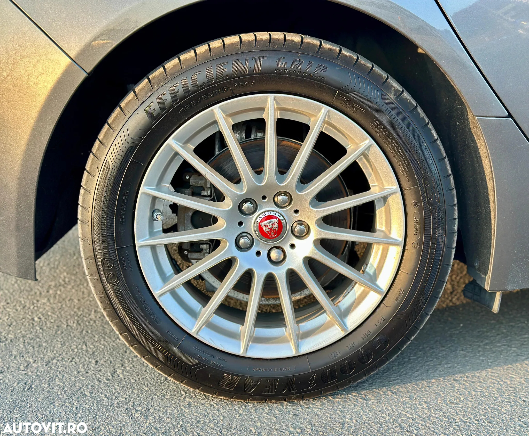 Jaguar XF 20d RWD E-Performance Portfolio - 30