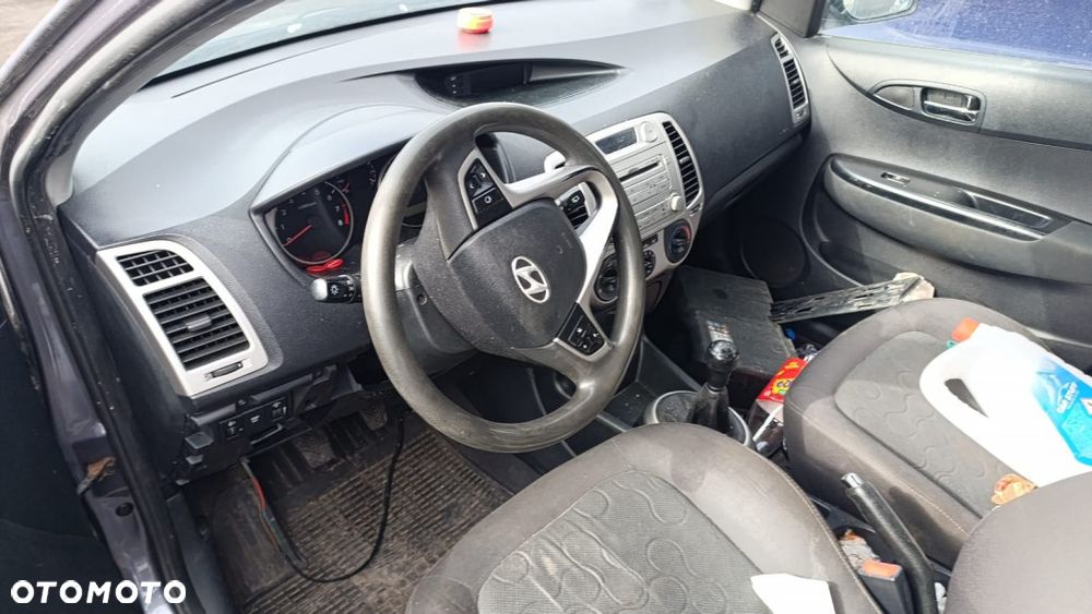 35970 Hyundai i20 model od 08-12 silnik 1.2  78 km G4LA lakier 2E - 11