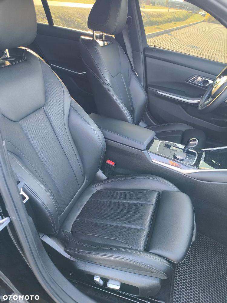 BMW Seria 3 330i xDrive M Sport - 13