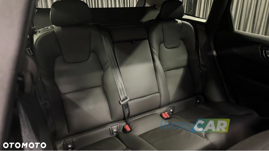 Volvo XC 60 T6 Plug-In Hybrid AWD Ultra Dark - 17