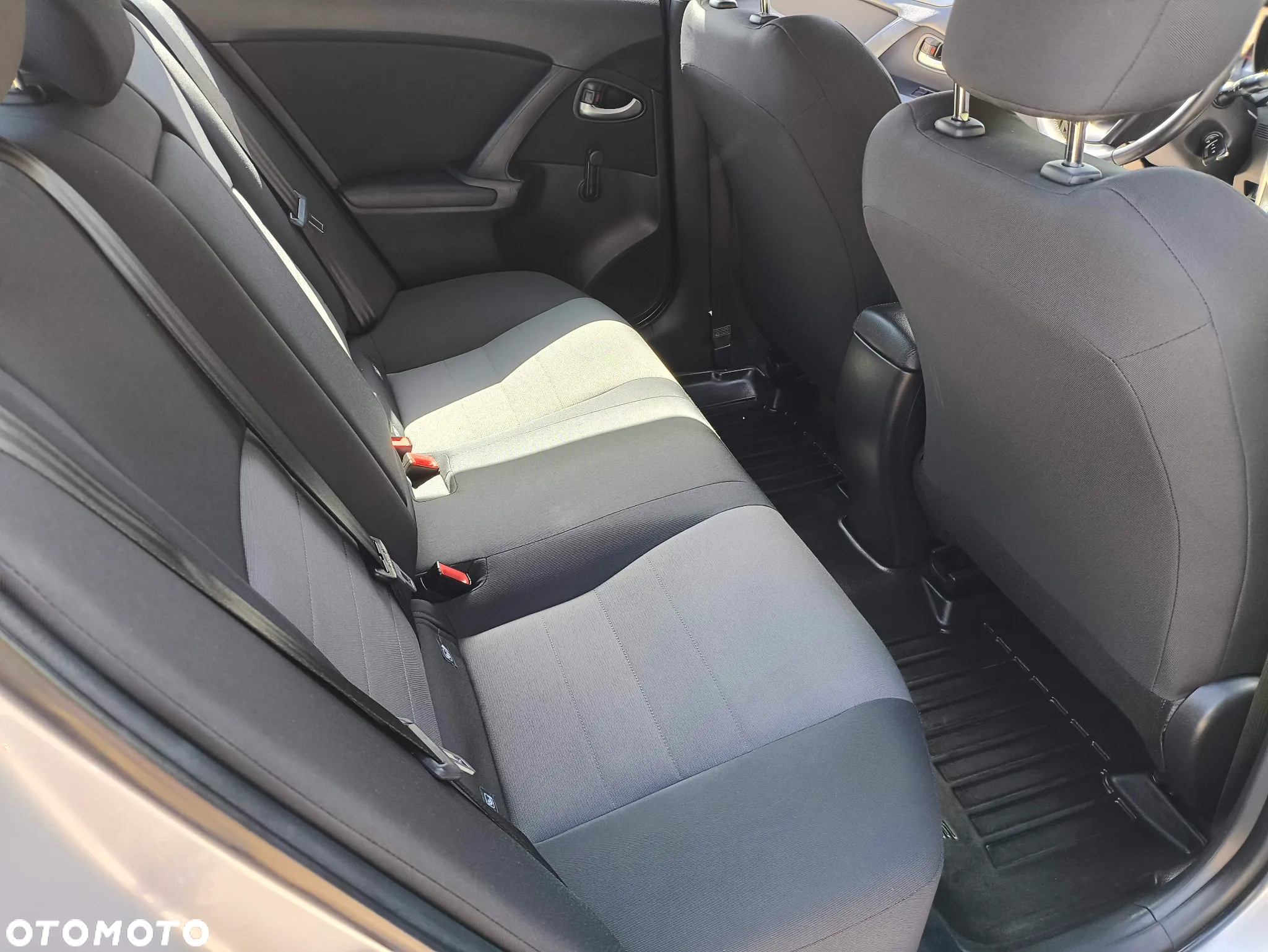 Toyota Avensis 1.8 Active - 13
