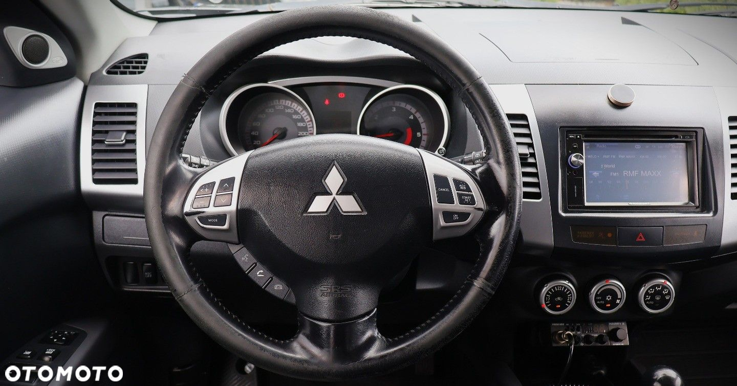 Mitsubishi Outlander - 11