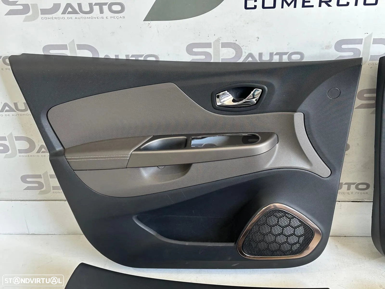 Farda / Quartela Frente / Trás Direita / Esquerda - Renault Captur (2015) - 2