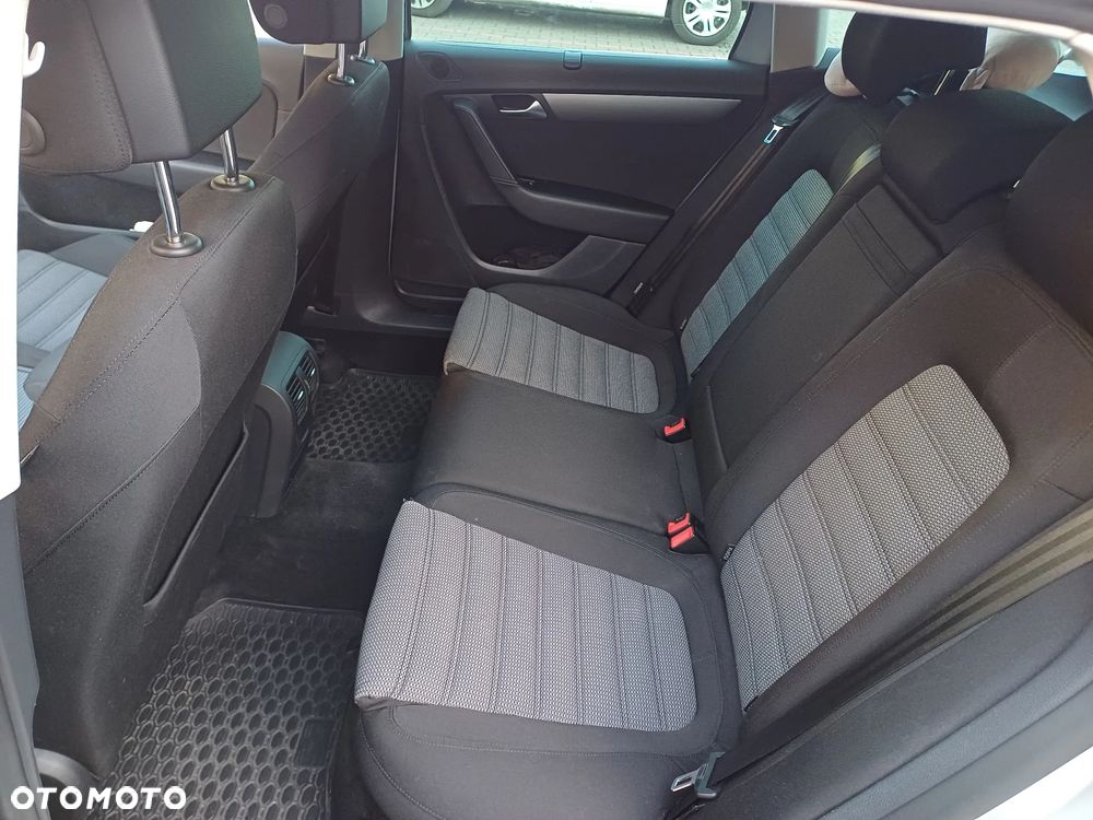 Volkswagen Passat 2.0 TDI Comfortline DSG - 13