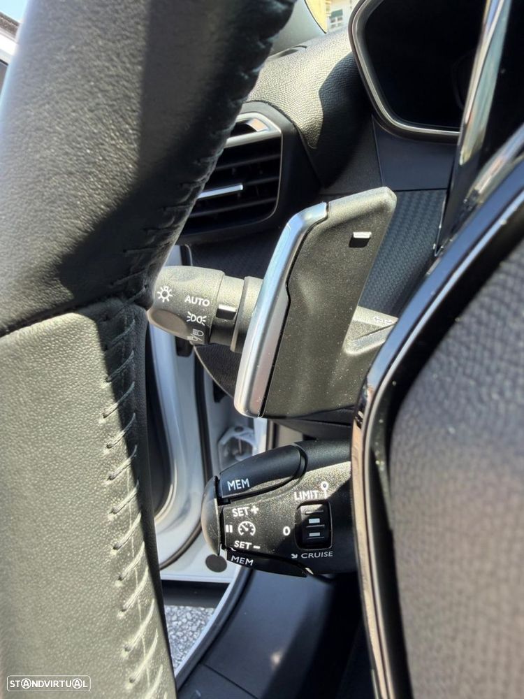 Peugeot 2008 1.2 Hybrid Allure e-DCS6 - 19