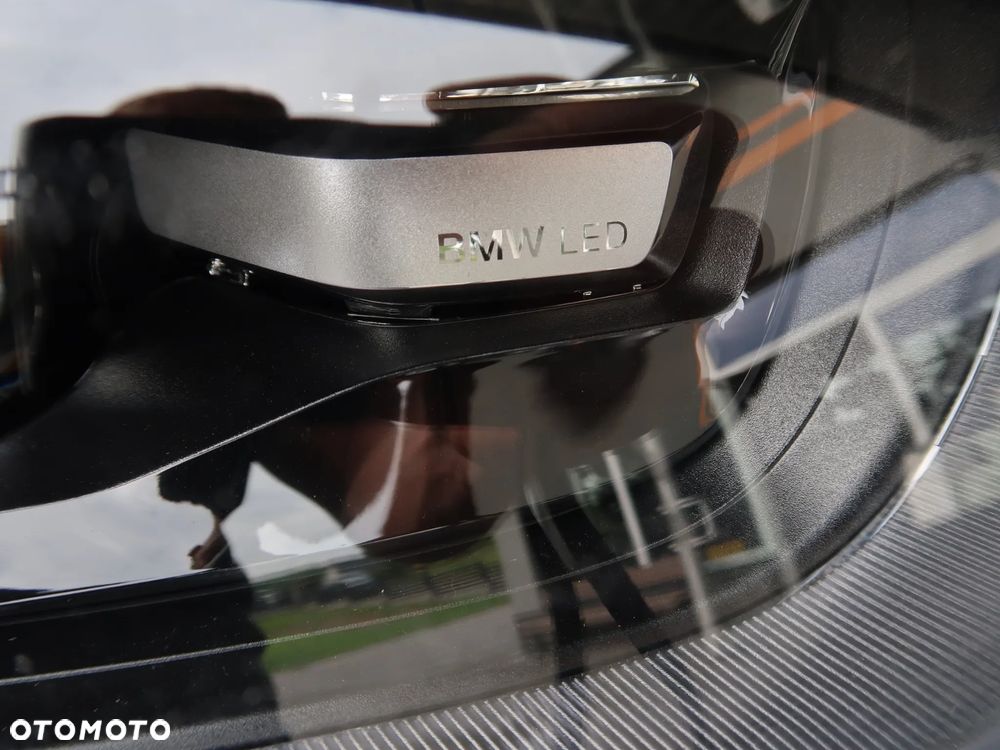 Lampa przednia BMW i3 uszkodzona - 4