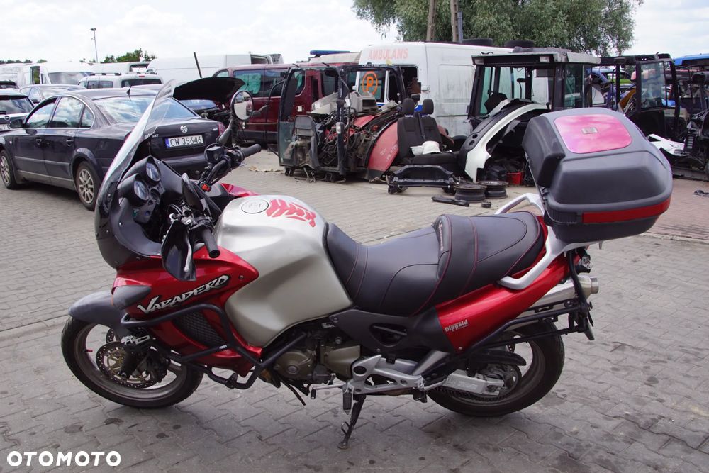 Motocykl na części - Honda XL1000 Varadero 996 cm3 94 KM SD01E 2001R Silnik Skrzynia Laga Owiewka Osłona Szyba Kufer Siedzenie Set Lampa Kierunkowskaz Wydech Manetka Sterownik Moduł Czujnik Licznik Przycisk - 4