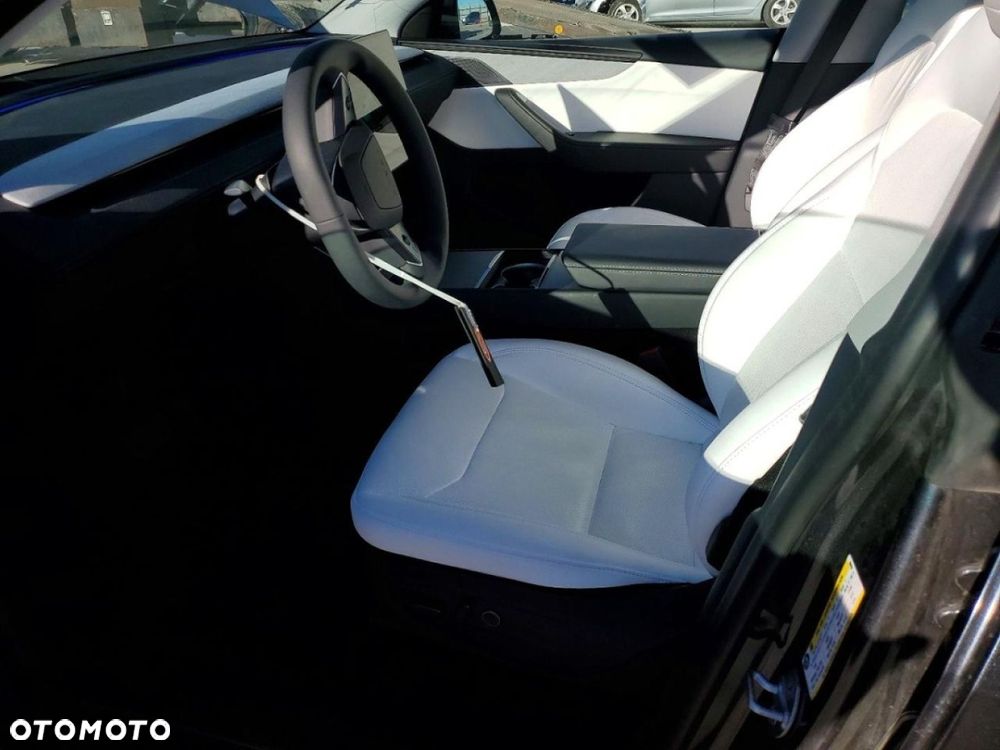 Tesla Model Y - 8