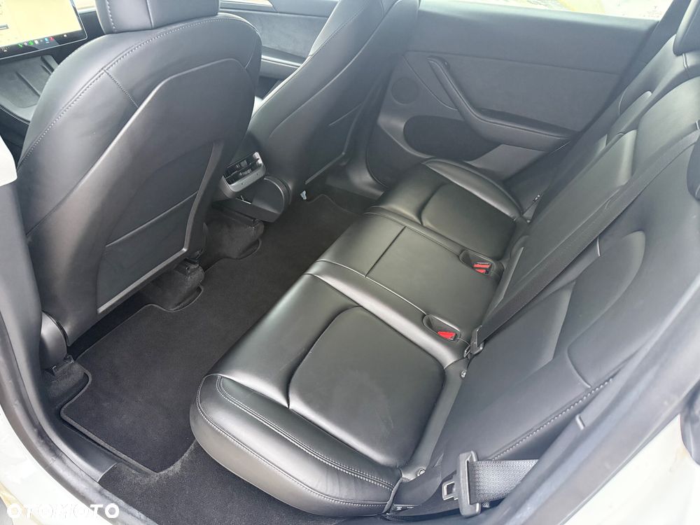 Tesla Model Y Long Range AWD - 37