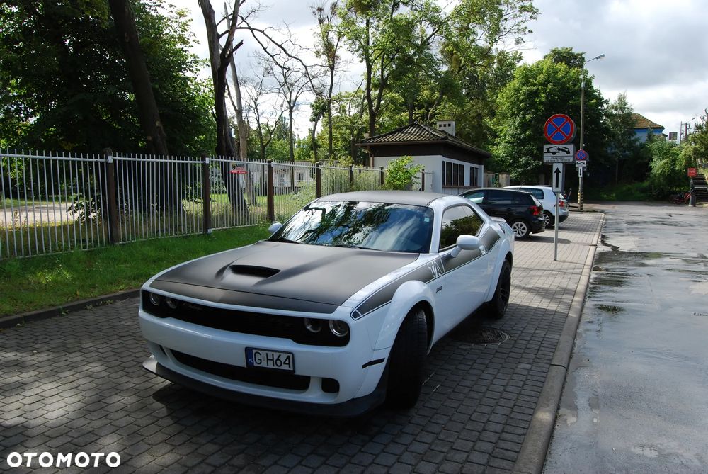 Dodge Challenger - 1