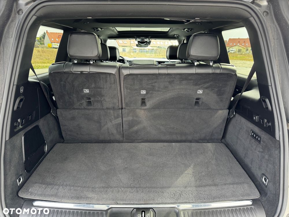 Jeep Grand Wagoneer - 19