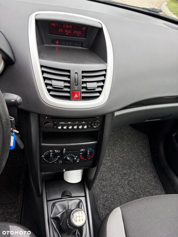 Peugeot 207 1.4 16V Trendy - 16