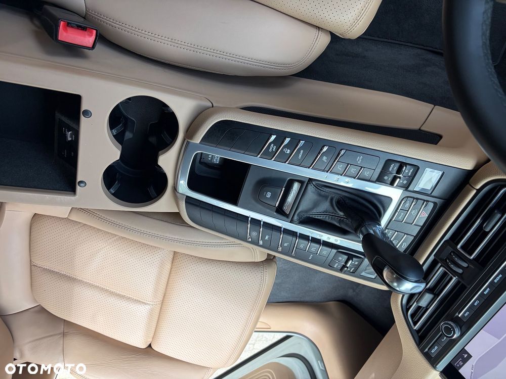 Porsche Macan - 24